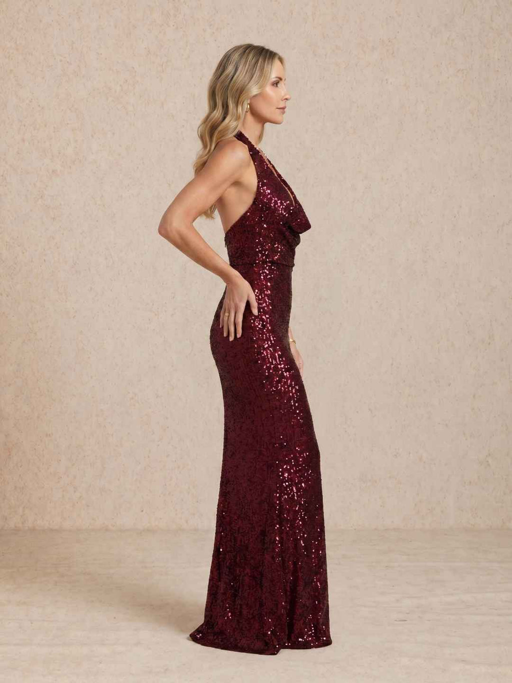Robe longue à sequins et encolure licou