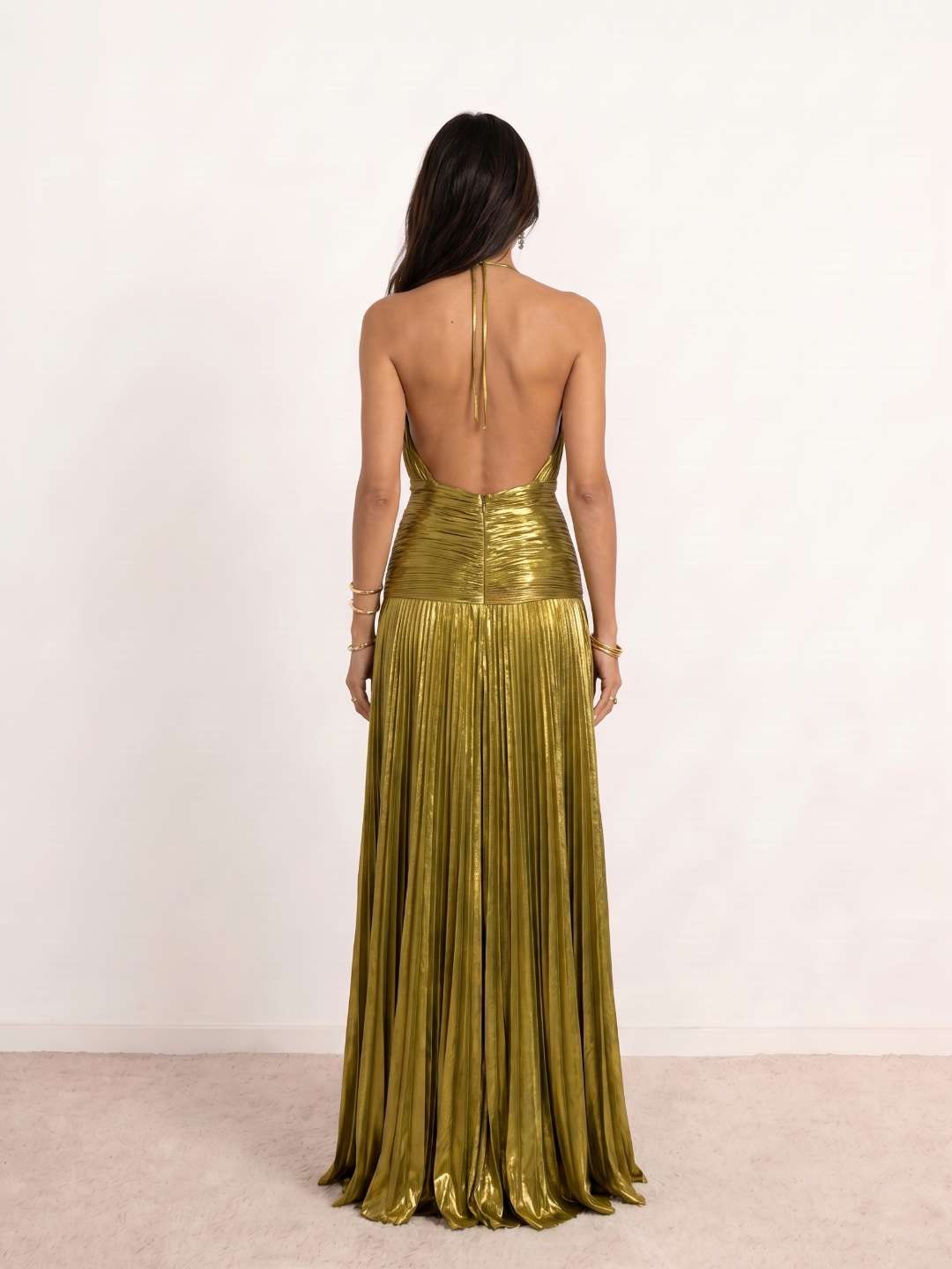 Robe longue plissée à encolure licou