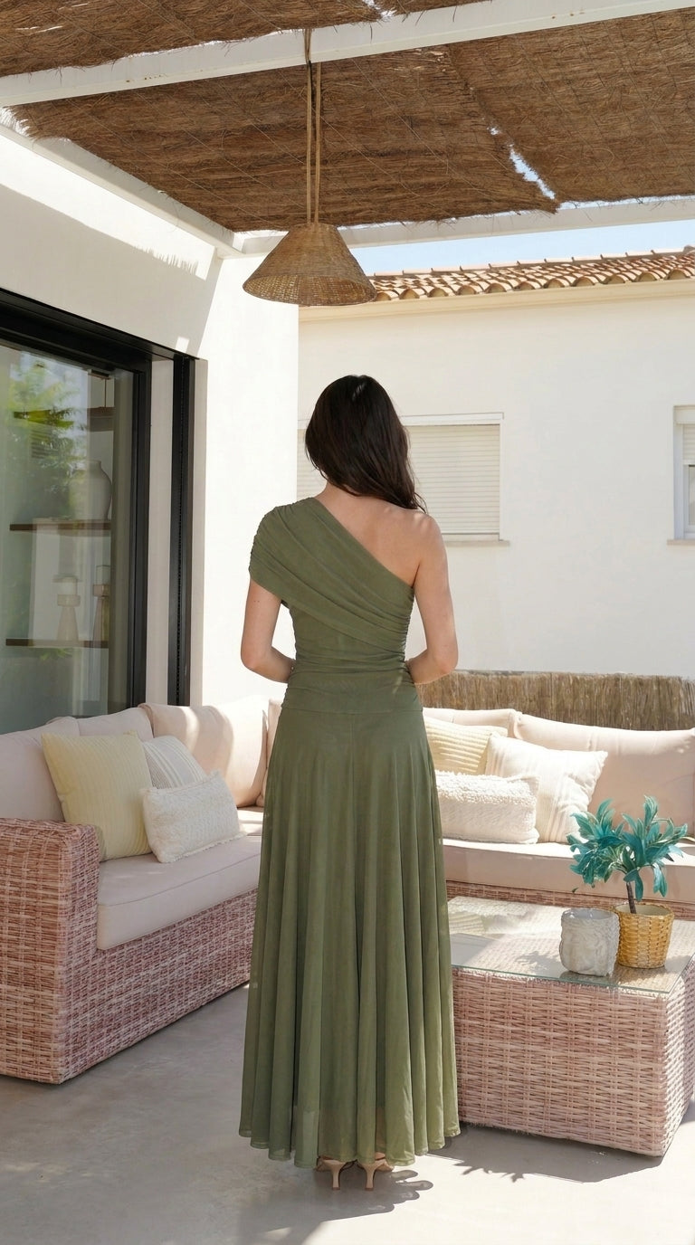 Vestido largo verde con una caída suave y elegante