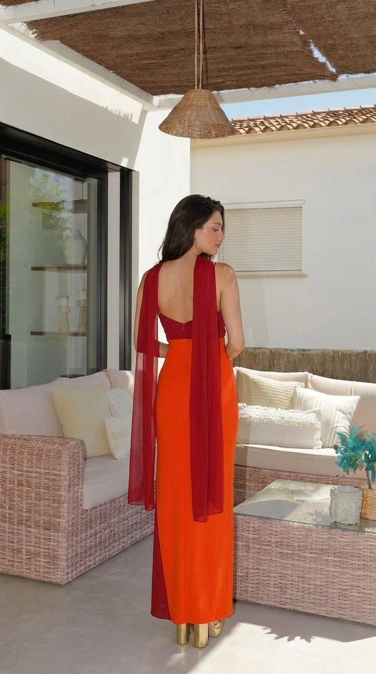 Vestido largo bicolor con elegante detalle drapeado