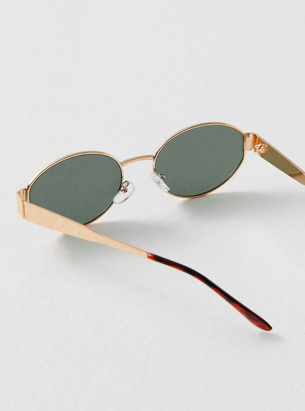Lunettes de soleil à la monture métallique fine