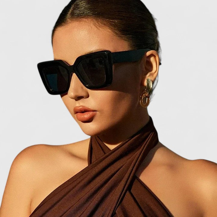 Lunettes de soleil au format généreux
