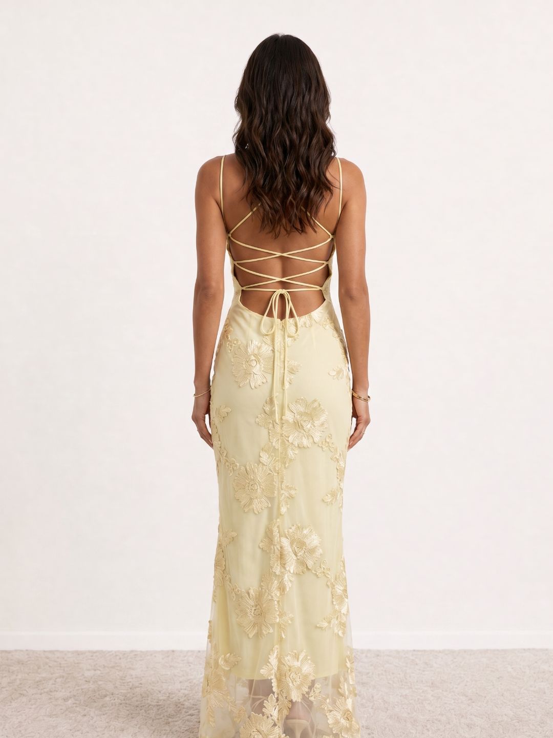 Robe longue brodée à fines bretelles