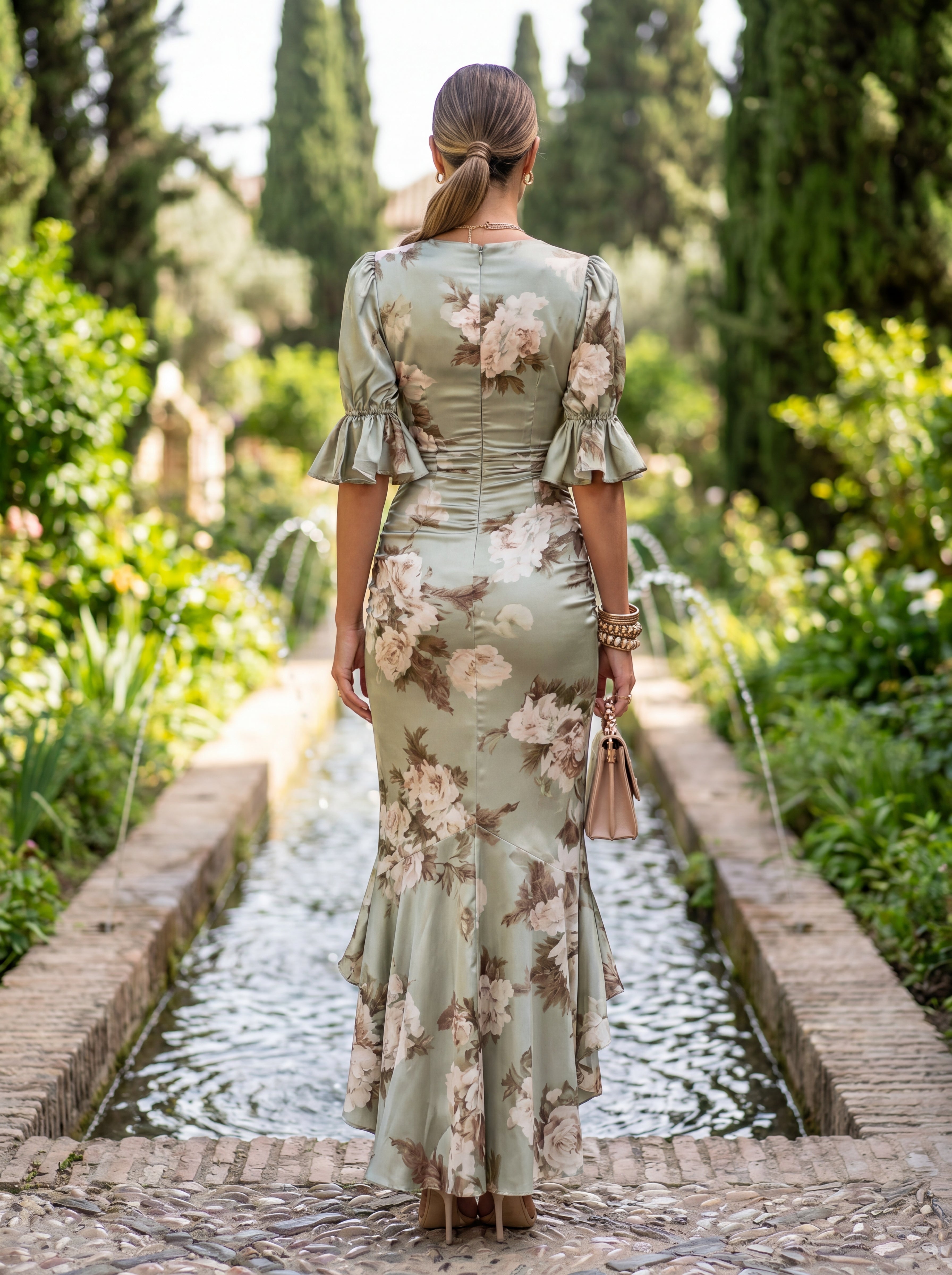 Robe longue en satin à décolleté en V et coupe asymétrique