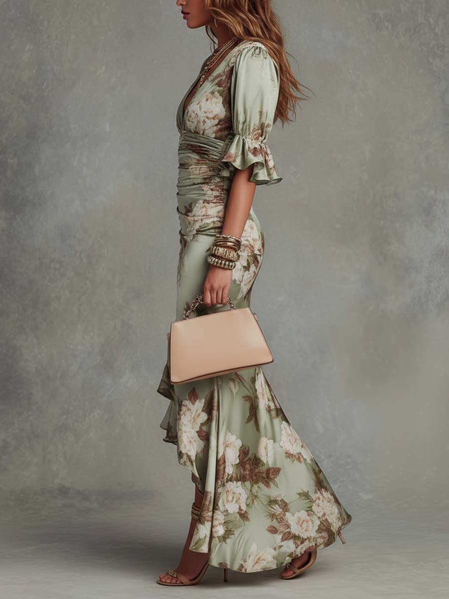 Robe longue en satin à décolleté en V et coupe asymétrique