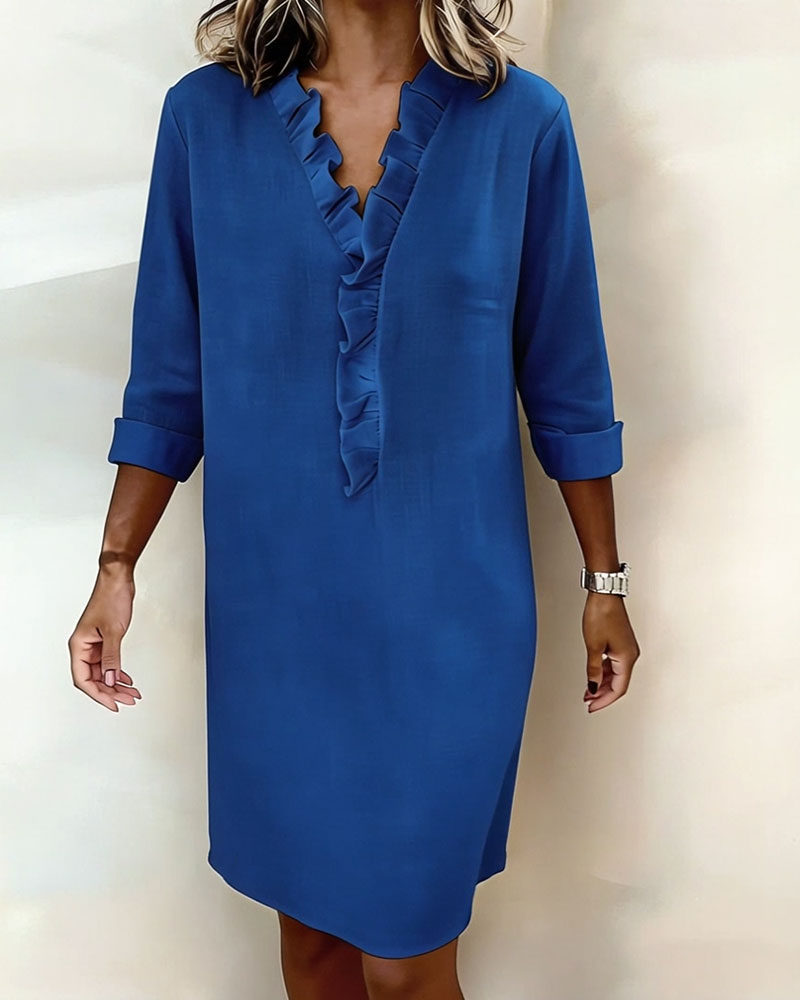 Robe à col V et volants