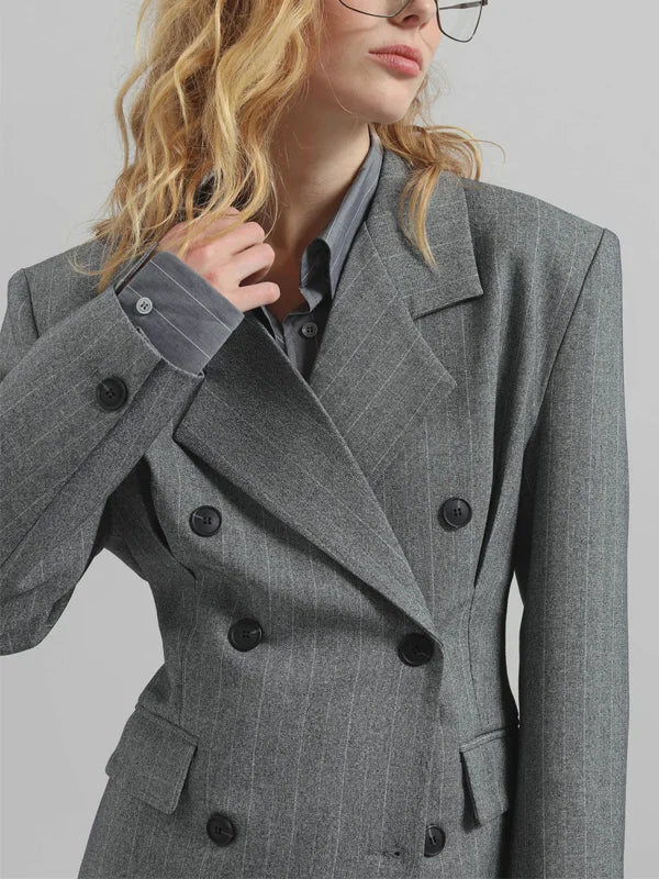 Blazer gris à fines rayures et ceinture