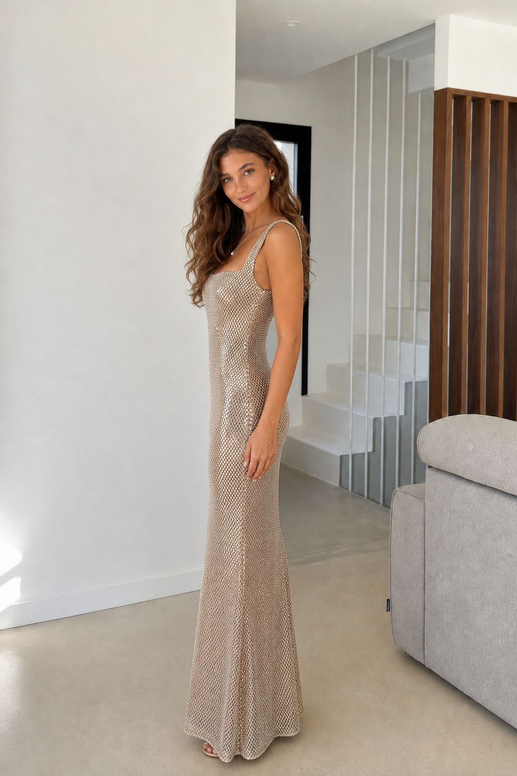 Robe longue à strass avec encolure carrée et dos échancré