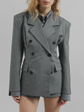 Blazer gris à fines rayures et ceinture