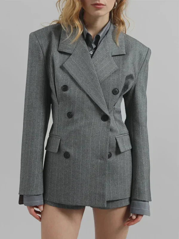 Blazer gris à fines rayures et ceinture