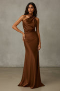 Robe longue en satin à la coupe de gala