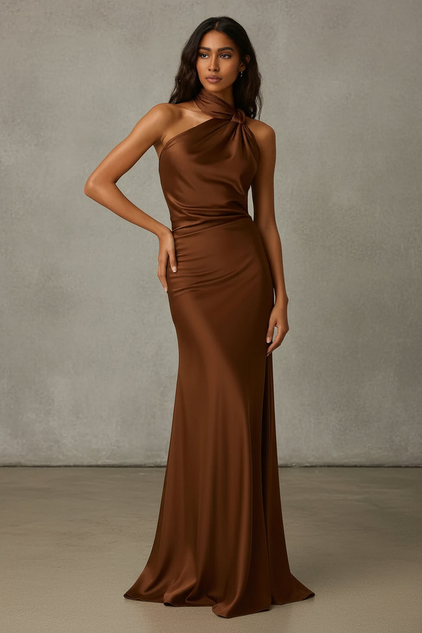 Robe longue en satin à la coupe de gala