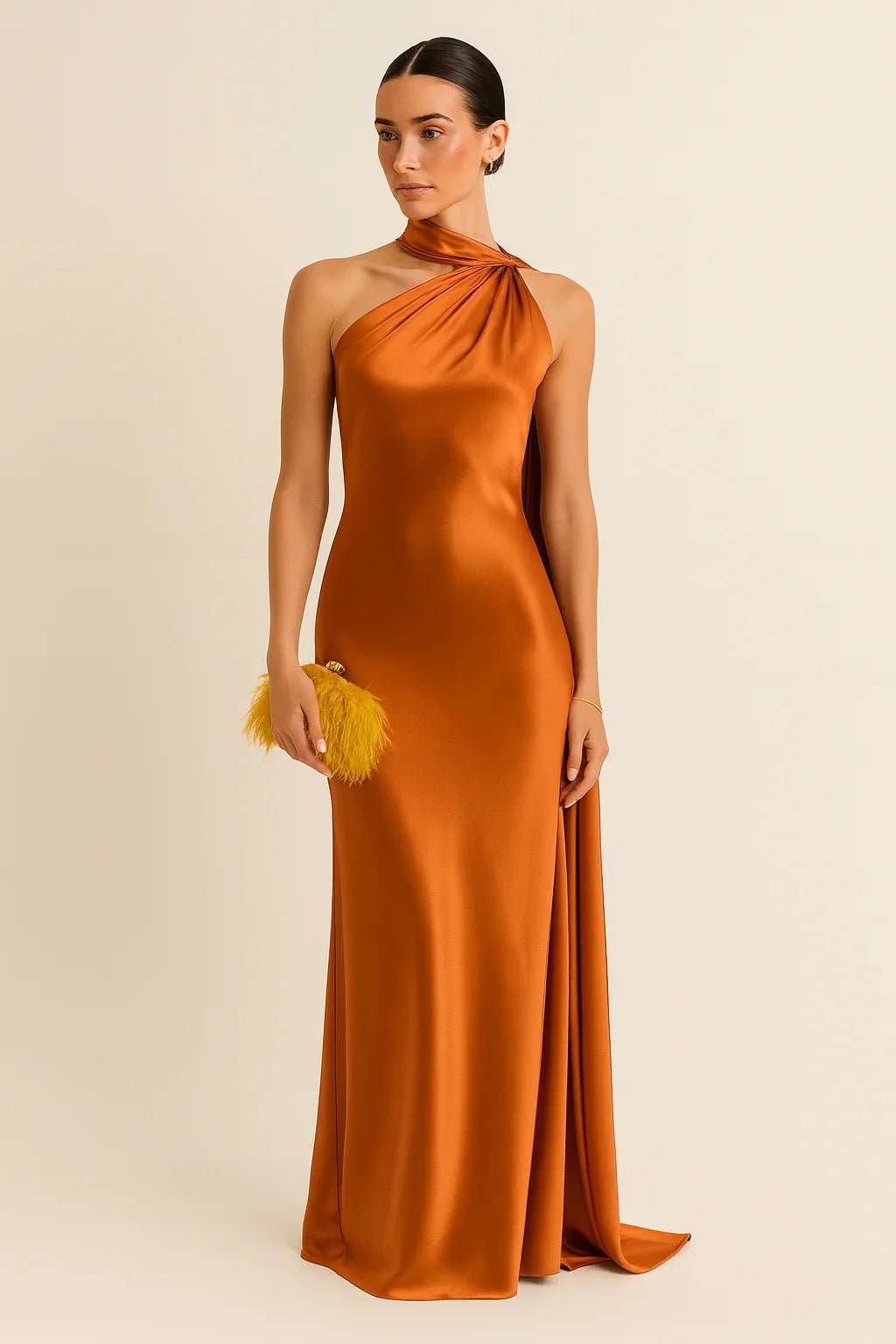 Robe longue en satin à la coupe de gala