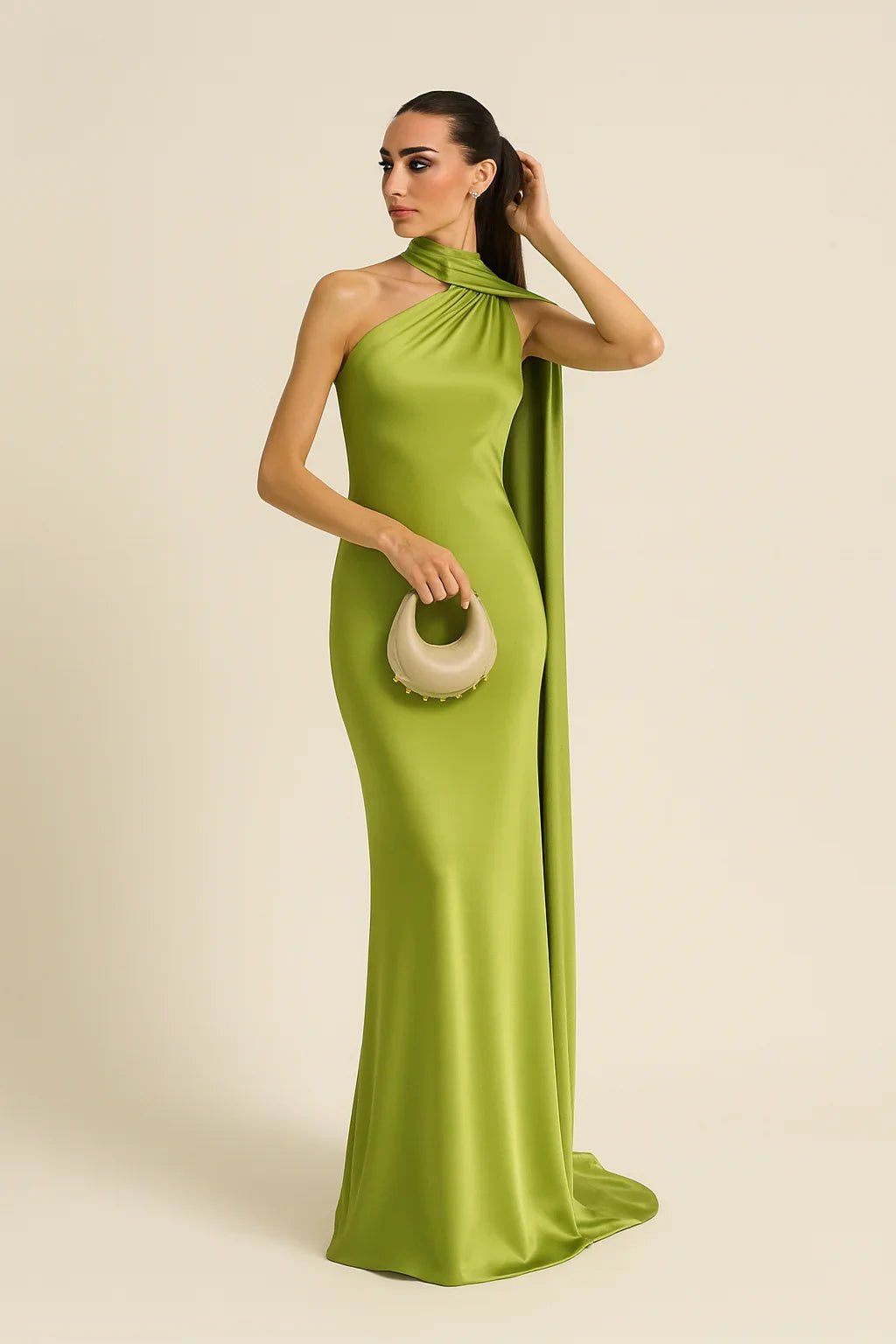 Robe longue en satin à la coupe de gala