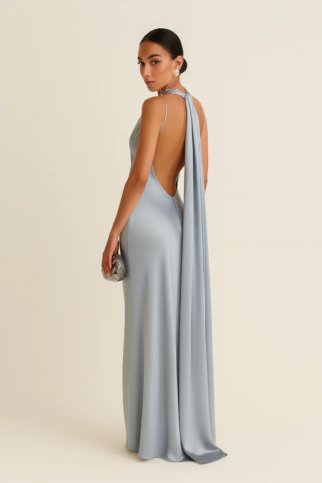 Robe longue en satin à la coupe de gala