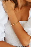 Bracelet à finition dorée