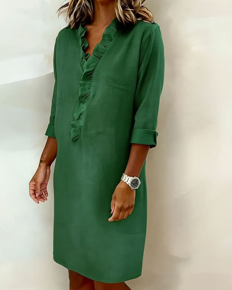 Robe à col V et volants