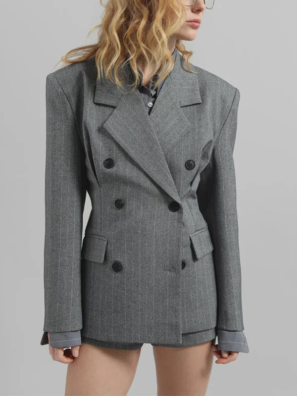 Blazer gris à fines rayures et ceinture