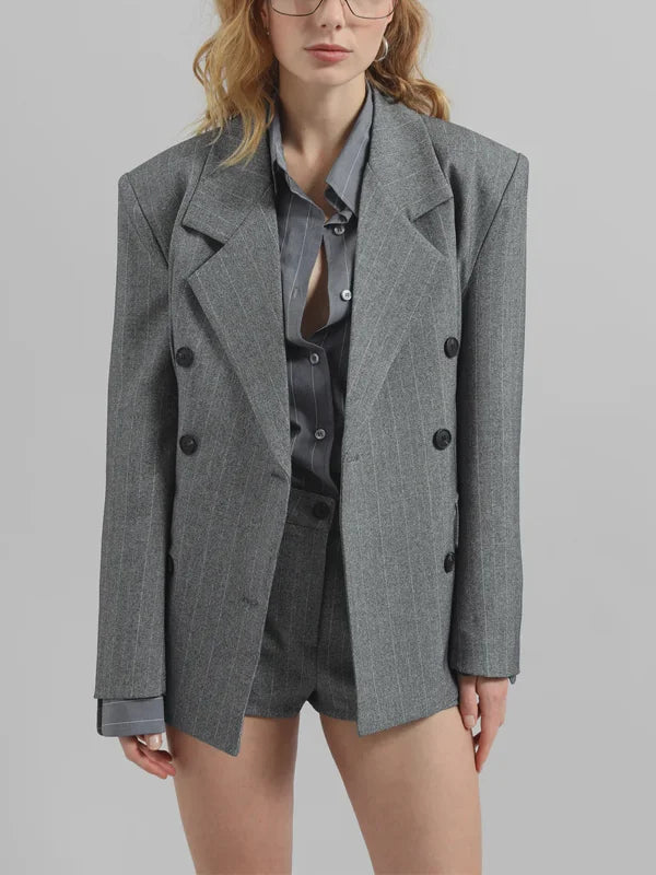 Blazer gris à fines rayures et ceinture