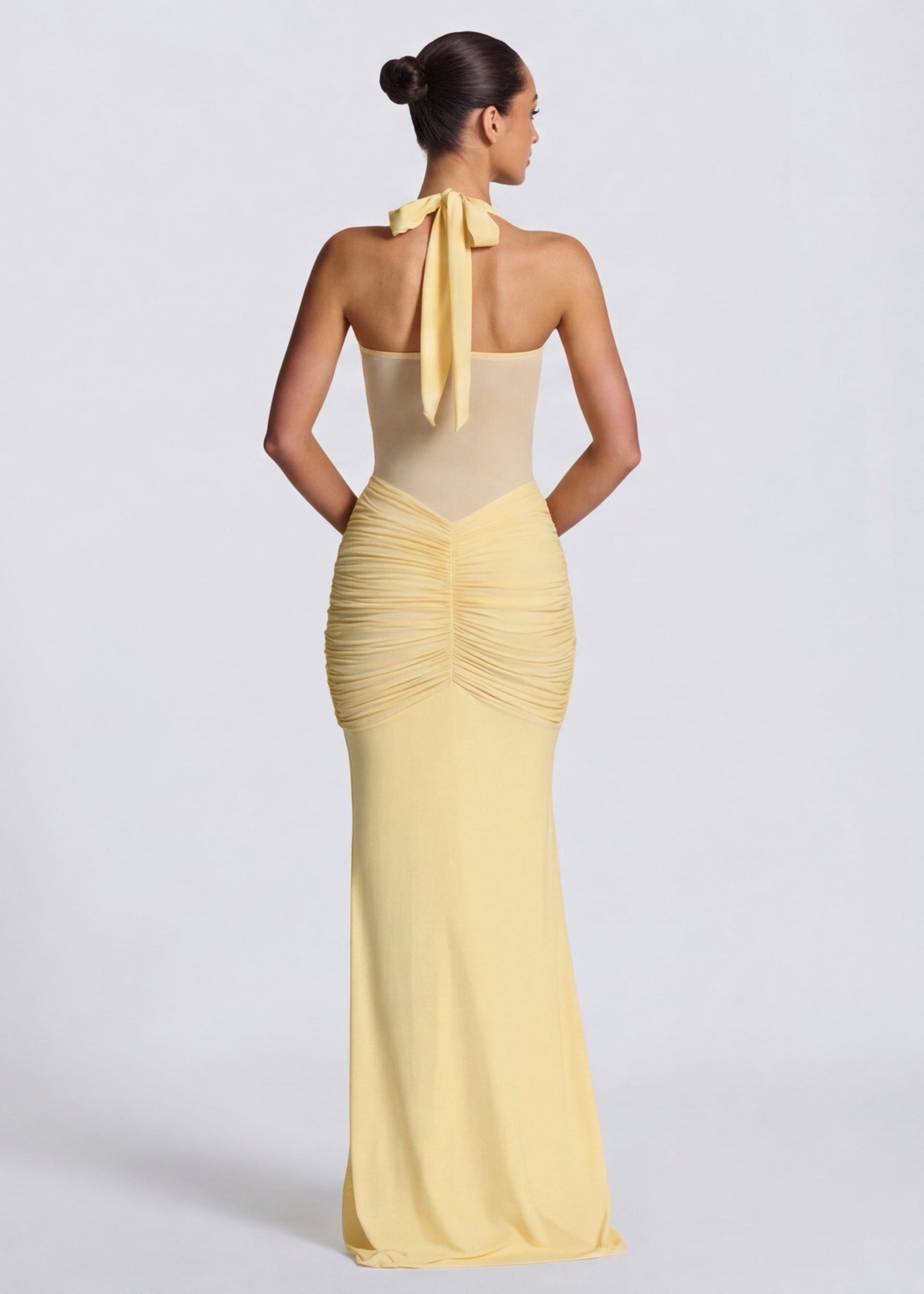 Robe longue au tombé sculptural