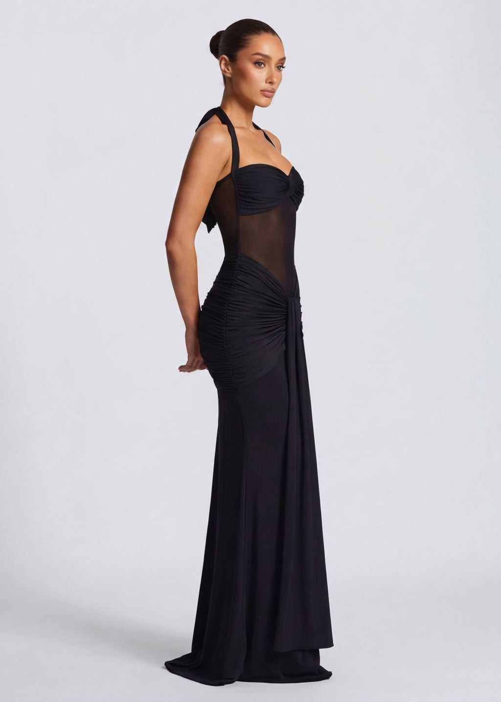 Robe longue au tombé sculptural