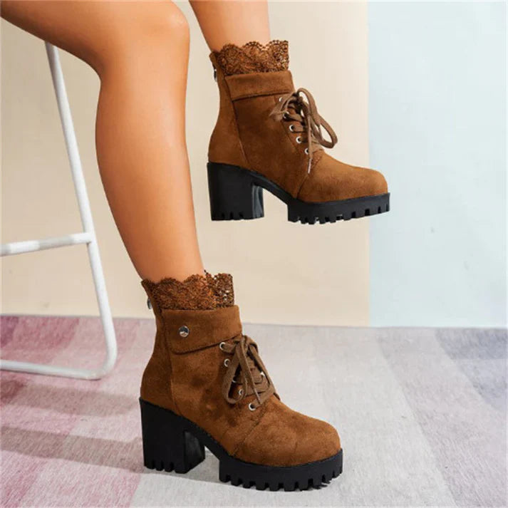 Bottines à laçage et talon large